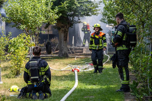 Gartenhüttenbrand in Langen Feuerwehr verhindert Ausbreitung Am 30.06.2026 brannte gegen 13:00 Uhr eine Gartenhütte an der Frankfurter Straße in Langen. Das Feuer griff auf die umliegende Vegetation über und drohte, weitere Hütten zu erfassen. Drei Atemschutztrupps brachten den Brand unter Kontrolle; wegen asbesthaltiger Baumaterialien kam Schaummittel zum Einsatz. Die Löschwasserversorgung erfolgte durch zwei Löschfahrzeuge im Pendelverkehr, unterstützt von der Feuerwehr Dreieich. Knapp 35 Einsatzkräfte waren rund zwei Stunden vor Ort; im Anschluss folgten Hygienemaßnahmen an Einsatzstelle und Feuerwache Langen Hessen Deutschland *** Garden Shed Fire in Langen: Fire Department Prevents Spread On June 30, 2026, at around 1:00