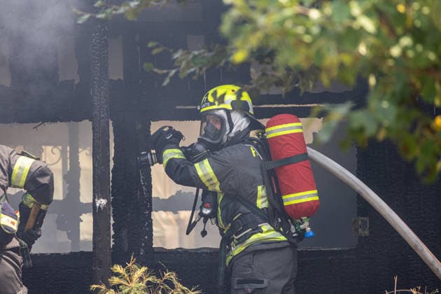 Gartenhüttenbrand in Langen Feuerwehr verhindert Ausbreitung Am 30.06.2026 brannte gegen 13:00 Uhr eine Gartenhütte an der Frankfurter Straße in Langen. Das Feuer griff auf die umliegende Vegetation über und drohte, weitere Hütten zu erfassen. Drei Atemschutztrupps brachten den Brand unter Kontrolle; wegen asbesthaltiger Baumaterialien kam Schaummittel zum Einsatz. Die Löschwasserversorgung erfolgte durch zwei Löschfahrzeuge im Pendelverkehr, unterstützt von der Feuerwehr Dreieich. Knapp 35 Einsatzkräfte waren rund zwei Stunden vor Ort; im Anschluss folgten Hygienemaßnahmen an Einsatzstelle und Feuerwache Langen Hessen Deutschland *** Garden Shed Fire in Langen: Fire Department Prevents Spread On June 30, 2026, at around 1:00