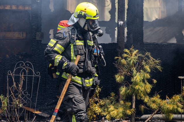 Gartenhüttenbrand in Langen Feuerwehr verhindert Ausbreitung Am 30.06.2026 brannte gegen 13:00 Uhr eine Gartenhütte an der Frankfurter Straße in Langen. Das Feuer griff auf die umliegende Vegetation über und drohte, weitere Hütten zu erfassen. Drei Atemschutztrupps brachten den Brand unter Kontrolle; wegen asbesthaltiger Baumaterialien kam Schaummittel zum Einsatz. Die Löschwasserversorgung erfolgte durch zwei Löschfahrzeuge im Pendelverkehr, unterstützt von der Feuerwehr Dreieich. Knapp 35 Einsatzkräfte waren rund zwei Stunden vor Ort; im Anschluss folgten Hygienemaßnahmen an Einsatzstelle und Feuerwache Langen Hessen Deutschland *** Garden Shed Fire in Langen: Fire Department Prevents Spread On June 30, 2026, at around 1:00