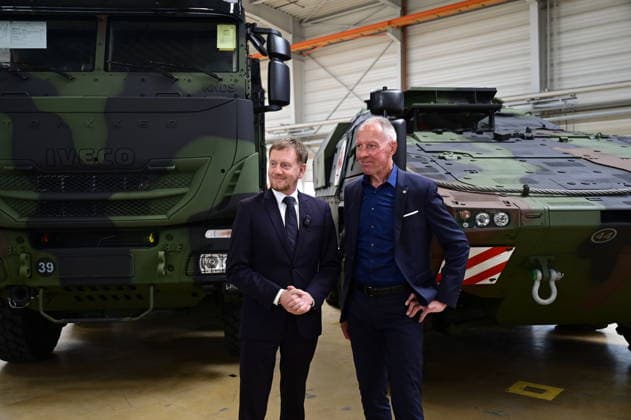 Michael Kretschmer, Ministerpräsident von Sachsen, steht bei seinem Besuch des deutsch-französischen Rüstungskonzerns KNDS neben Jens Lehmann (CDU), Abgeordneter im Bundestag, vor einem Militär LKW und einem Radpanzer Boxer der Bundeswehr. Im Rahmen des Besuchs des Ministerpräsidenten wird ein Überblick über die Transformation des Standorts gegeben. Görlitz, 30.06.2026 *** Michael Kretschmer, Minister President of Saxony, stands next to Jens Lehmann (CDU), a member of the Bundestag, in front of a military truck and a Bundeswehr Boxer wheeled armored vehicle. As part of the Minister President’s visit, an overview of the site’s transformation is provided. Görlitz, June 30, 2026 Copyright: xMatthiasxWehnertx