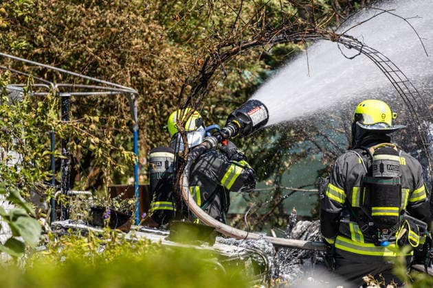 Gartenhüttenbrand in Langen Feuerwehr verhindert Ausbreitung Am 30.06.2026 brannte gegen 13:00 Uhr eine Gartenhütte an der Frankfurter Straße in Langen. Das Feuer griff auf die umliegende Vegetation über und drohte, weitere Hütten zu erfassen. Drei Atemschutztrupps brachten den Brand unter Kontrolle; wegen asbesthaltiger Baumaterialien kam Schaummittel zum Einsatz. Die Löschwasserversorgung erfolgte durch zwei Löschfahrzeuge im Pendelverkehr, unterstützt von der Feuerwehr Dreieich. Knapp 35 Einsatzkräfte waren rund zwei Stunden vor Ort; im Anschluss folgten Hygienemaßnahmen an Einsatzstelle und Feuerwache Langen Hessen Deutschland *** Garden Shed Fire in Langen: Fire Department Prevents Spread On June 30, 2026, at around 1:00
