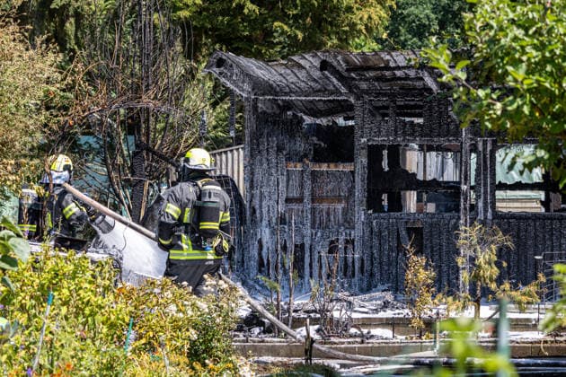 Gartenhüttenbrand in Langen Feuerwehr verhindert Ausbreitung Am 30.06.2026 brannte gegen 13:00 Uhr eine Gartenhütte an der Frankfurter Straße in Langen. Das Feuer griff auf die umliegende Vegetation über und drohte, weitere Hütten zu erfassen. Drei Atemschutztrupps brachten den Brand unter Kontrolle; wegen asbesthaltiger Baumaterialien kam Schaummittel zum Einsatz. Die Löschwasserversorgung erfolgte durch zwei Löschfahrzeuge im Pendelverkehr, unterstützt von der Feuerwehr Dreieich. Knapp 35 Einsatzkräfte waren rund zwei Stunden vor Ort; im Anschluss folgten Hygienemaßnahmen an Einsatzstelle und Feuerwache Langen Hessen Deutschland *** Garden Shed Fire in Langen: Fire Department Prevents Spread On June 30, 2026, at around 1:00