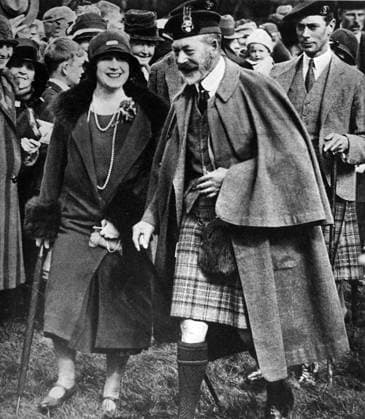 RECORD DATE NOT STATED Elizabeth (later Queen) Duchess of York with George V, (left to right), Elizabeth (later Queen) Duchess of York with George V, King of England followed by Duke of York, later George VI, 1935 Editorial use only. All other uses to be cleared with the copyright owner (World History Archive), in advance., WHA_142_0369.jpg, Elizabeth; Queen; Duchess of York; George V; King of England; Duke of York; George VI; 1935; royal family; British monarchy; historical photo; royal portrait; British royalty; Queen Elizabeth; King George; Duke of York; Queen Elizabeth II; King George VI; 1930s fashion; British history; royal couple; royal siblings; royal siblings; British monarchs; British rulers; royal lineage; royal succession; royal Copyright: xx