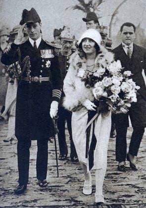 RECORD DATE NOT STATED Duke of York (later King George VI) with the Duchess of York, later Queen Elizabeth the Queen Mother, in 1927 arriving in Majorca Duke of York (later King George VI) with the Duchess of York, later Queen Elizabeth the Queen Mother, in 1927 arriving in Majorca Editorial use only. All other uses to be cleared with the copyright owner (World History Archive), in advance., WHA_142_0415.jpg, Duke of York; King George VI; Duchess of York; Queen Elizabeth the Queen Mother; 1927; Majorca; arrival; royal couple; historical; vintage; British royalty; travel; vacation; holiday; Spain; Mediterranean; formal attire; elegant; aristocracy; famous couple; black and white; classic; European; monarchy; British history; royal visit; roy Copyright: xx