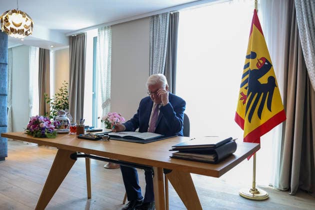 Bundespräsident Frank-Walter Steinmeier bei seinem Amtssitz im Hotel Stadt Lörrach , Deutschland, Bundespräsident Frank-Walter Steinmeier, Format Ortszeit Deutschland, Aufnahme der Amtsgeschäfte des Bundespräsidenten am zeitweiligen Amtssitz in Lörrach, 30.06.2026, Lörrach Hotel Stadt Lörrach Baden-Württemberg Deutschland *** Federal President Frank Walter Steinmeier at his official residence at the Hotel Stadt Lörrach, Germany; Federal President Frank Walter Steinmeier, local time in Germany; assuming the duties of the Federal President at his temporary official residence in Lörrach, June 30, 2026, Lörrach, Hotel Stadt Lörrach, Baden-Württemberg, Germany Copyright: xGrantxHubbsx