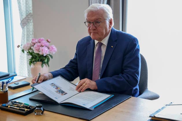 Bundespräsident Frank-Walter Steinmeier bei seinem Amtssitz im Hotel Stadt Lörrach , Deutschland, Bundespräsident Frank-Walter Steinmeier, Format Ortszeit Deutschland, Aufnahme der Amtsgeschäfte des Bundespräsidenten am zeitweiligen Amtssitz in Lörrach, 30.06.2026, Lörrach Hotel Stadt Lörrach Baden-Württemberg Deutschland *** Federal President Frank Walter Steinmeier at his official residence at the Hotel Stadt Lörrach, Germany; Federal President Frank Walter Steinmeier, local time in Germany; assuming the duties of the Federal President at his temporary official residence in Lörrach, June 30, 2026, Lörrach, Hotel Stadt Lörrach, Baden-Württemberg, Germany Copyright: xGrantxHubbsx