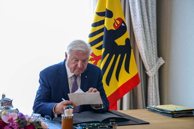Bundespräsident Frank-Walter Steinmeier bei seinem Amtssitz im Hotel Stadt Lörrach , Deutschland, Bundespräsident Frank-Walter Steinmeier, Format Ortszeit Deutschland, Aufnahme der Amtsgeschäfte des Bundespräsidenten am zeitweiligen Amtssitz in Lörrach, 30.06.2026, Lörrach Hotel Stadt Lörrach Baden-Württemberg Deutschland *** Federal President Frank Walter Steinmeier at his official residence at the Hotel Stadt Lörrach, Germany; Federal President Frank Walter Steinmeier, local time in Germany; assuming the duties of the Federal President at his temporary official residence in Lörrach, June 30, 2026, Lörrach, Hotel Stadt Lörrach, Baden-Württemberg, Germany Copyright: xGrantxHubbsx