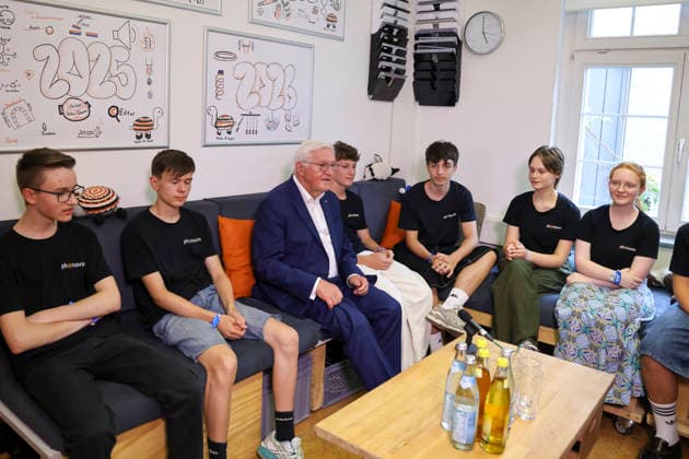 Bundespräsident Frank-Walter Steinmeier mit Schüler im Gespräch , Deutschland, Bundespräsident Frank-Walter Steinmeier, Format Ortszeit Deutschland, Besuch des phaenovum Schülerforschungszentrum, 30.06.2026, Lörrach Schülerforschungszentrum phaeno Baden-Württemberg Deutschland *** Federal President Frank Walter Steinmeier talking with a student, Germany, Federal President Frank Walter Steinmeier, Local Time in Germany, Visit to the phaenovum Student Research Center, June 30, 2026, Lörrach, phaeno Student Research Center, Baden-Württemberg, Germany Copyright: xGrantxHubbsx
