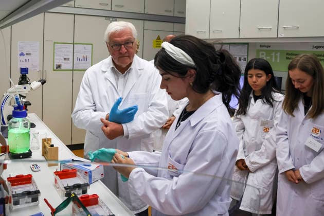 Bundespräsident Frank-Walter Steinmeier mit Schüler bei einem Experiment , Deutschland, Bundespräsident Frank-Walter Steinmeier, Format Ortszeit Deutschland, Besuch des phaenovum Schülerforschungszentrum, 30.06.2026, Lörrach Schülerforschungszentrum phaeno Baden-Württemberg Deutschland *** Federal President Frank Walter Steinmeier with a student during an experiment, Germany, Federal President Frank Walter Steinmeier, Local Time in Germany, Visit to the phaenovum Student Research Center, June 30, 2026, Lörrach, phaeno Student Research Center, Baden-Württemberg, Germany Copyright: xGrantxHubbsx