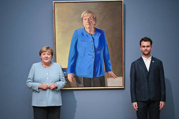 News Themen der Woche KW27 Im Berliner Bode-Museum ist am Dienstag (30.06.2026) das Portraet der frueheren Bundeskanzlerin Angela Merkel (CDU) enthuellt worden. Gemalt wurde es von dem deutsch-franzoesischen Maler Jeremie Queyras (rechts), der Merkel (links) stehend und in einem blauen Blazer portraetiert hat. Das Werk ist 110 mal 140 Zentimeter gross und bis zum 4. Oktober im Bode-Museum zu sehen. Danach soll das Portraet im ersten Stock des Bundeskanzleramtes neben den anderen bisherigen Kanzlern ausgestellt werden. Merkel war von 2005 bis 2021 Bundeskanzlerin. (Siehe epd-Meldung vom 30.06.2026) EDITORIAL USE ONLY *** On Tuesday, June 30, 2026, a portrait of former German Chancellor Angela Merkel (CDU) was unveiled at the Bode Museum in Berlin. It was painted by th Copyright: epd-bild ChristianxDitsch epd-Merkel_Portraet6-kopieren