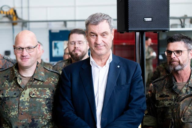 Kaufbeuren, Bavaria, Germany - June 30, 2026: Kaufbeuren Air Base, the Bundeswehr, and the German Air Force: The Future of the Arrow Weapon System for Germany (AWS-G), Air Defense, Military Base, and Pilot Project for Historic Preservation. Minister President Dr. Markus Söder (CSU) with Bundeswehr soldiers in Flecktarn uniforms *** Fliegerhorst Kaufbeuren, Bundeswehr und Luftwaffe: Zukunft des Arrow Weapon System for Germany (AWS-G), Luftverteidigung, Militärstandort und Pilotvorhaben Denkmalschutz. Ministerpräsident Dr. Markus Söder (CSU) mit Soldaten der Bundeswehr in Flecktarn Uniform
