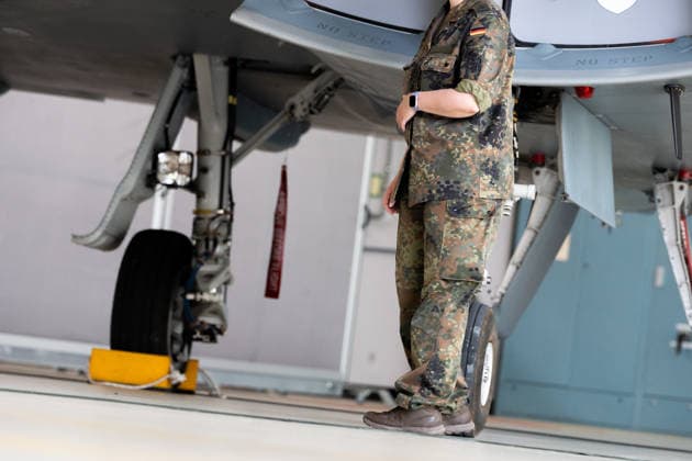 Kaufbeuren, Bavaria, Germany - June 30, 2026: Kaufbeuren Air Base, the Bundeswehr, and the German Air Force: The future of the Arrow Weapon System for Germany (AWS-G), air defense, military base, and a pilot project for historic preservation. A soldier in a Flecktarn uniform stands in front of a Eurofighter Python fighter jet *** Fliegerhorst Kaufbeuren, Bundeswehr und Luftwaffe: Zukunft des Arrow Weapon System for Germany (AWS-G), Luftverteidigung, Militärstandort und Pilotvorhaben Denkmalschutz. Soldat in Flecktarn Uniform vor einem Eurofighter Phyton Kampfjet