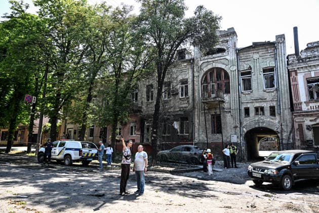 People stay outside old buildings damaged by a Russian drone strike, Zaporizhzhia, Ukraine, June 30, 2026. On Tuesday, June 30, a Russian drone struck Zaporizhzhia, hitting the historic part of the city and damaging cultural heritage sites of local importance. The blast wave damaged cars, the Leshchynskyi House, the Zaporizhzhia Choral Synagogue (Leshchynskyi Synagogue), and the Pashutin family house. (Photo by Dmytro Smolienko Ukrinform) Russian attack historical centre of Zaporizhzhia with drone  Copyright: xDmytroxSmolienkox