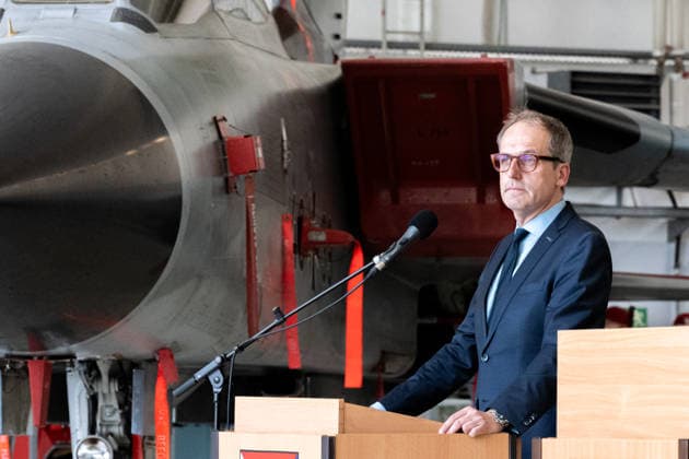 Kaufbeuren, Bavaria, Germany - June 30, 2026: Kaufbeuren Air Base, the Bundeswehr, and the German Air Force: The future of the Arrow Weapon System for Germany (AWS-G), air defense, the military base, and a pilot project for historic preservation. Director-General Dr. Alexander Götz (Head of the Force Development Division at the Federal Ministry of Defense) in front of a PA-200 Tornado fighter jet, combat aircraft *** Fliegerhorst Kaufbeuren, Bundeswehr und Luftwaffe: Zukunft des Arrow Weapon System for Germany (AWS-G), Luftverteidigung, Militärstandort und Pilotvorhaben Denkmalschutz. Ministerialdirektor Dr. Alexander Götz (Hauptabteilungsleiter Aufwuchs im Bundesministerium der Verteidigung) vor einem PA-200 Tornado Kampfjet, Kampfflugz