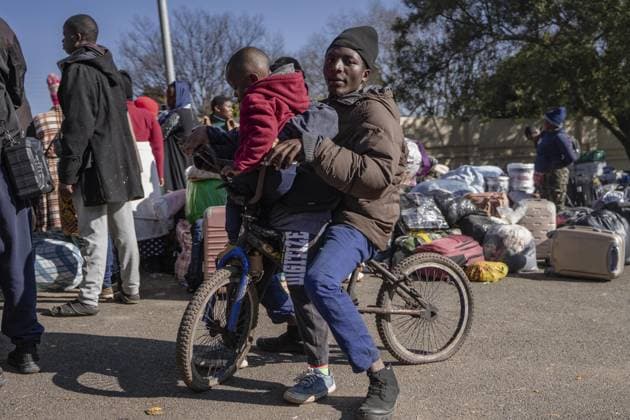 Migrants seek repatriation at Malawi Consulate in Johannesburg after unrest JOHANNESBURG, SOUTH AFRICA - JUNE 30: A group of Malawian undocumented migrants gather in front of the Malawian Consulate building to prepare for their return home by buses following a resurgence of xenophobic attacks and anti-migrant protests in Johannesburg, South Africa on June 30, 2026. Ihsaan Haffejee Anadolu Johannesburg South Africa. Editorial use only. Please get in touch for any other usage.  Copyright: x2026xAnadoluxIhsaanxHaffejeex