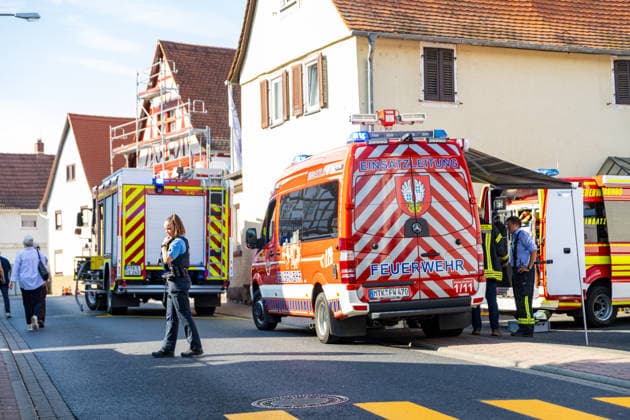 Gebäudebrand mit 100 Einsatzkräften Hund stirbt im Gebäude Polizei ermittelt zur Brandursache Am 30.06.2026 brach um 15:50 Uhr in einem Gebäude in Eschborn-Niederhöchstadt ein Brand aus. Rund 100 Einsatzkräfte waren vor Ort und führten aufwendige Löscharbeiten durch. Zwei zunächst als vermisst gemeldete Personen wurden im Gebäude nicht angetroffen; ein Hund kam in dem Gebäude ums Leben. Der Einsatz dauerte rund zwei Stunden. Die Brandursache ist ungeklärt, die Polizei hat Ermittlungen aufgenommen. Eschborn Niederhöchstadt Hessen Deutschland *** Building Fire Involves 100 Responders; Dog Dies in the Building; Police Investigating Cause of Fire On June 30, 2026, at 3:50 p.m., a fire broke out in a building in Eschborn-Nie