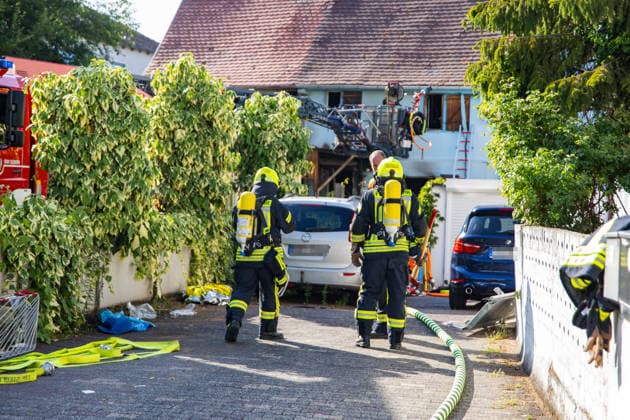 Gebäudebrand mit 100 Einsatzkräften Hund stirbt im Gebäude Polizei ermittelt zur Brandursache Am 30.06.2026 brach um 15:50 Uhr in einem Gebäude in Eschborn-Niederhöchstadt ein Brand aus. Rund 100 Einsatzkräfte waren vor Ort und führten aufwendige Löscharbeiten durch. Zwei zunächst als vermisst gemeldete Personen wurden im Gebäude nicht angetroffen; ein Hund kam in dem Gebäude ums Leben. Der Einsatz dauerte rund zwei Stunden. Die Brandursache ist ungeklärt, die Polizei hat Ermittlungen aufgenommen. Eschborn Niederhöchstadt Hessen Deutschland *** Building Fire Involves 100 Responders; Dog Dies in the Building; Police Investigating Cause of Fire On June 30, 2026, at 3:50 p.m., a fire broke out in a building in Eschborn-Nie