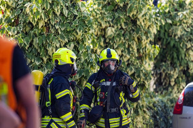 Gebäudebrand mit 100 Einsatzkräften Hund stirbt im Gebäude Polizei ermittelt zur Brandursache Am 30.06.2026 brach um 15:50 Uhr in einem Gebäude in Eschborn-Niederhöchstadt ein Brand aus. Rund 100 Einsatzkräfte waren vor Ort und führten aufwendige Löscharbeiten durch. Zwei zunächst als vermisst gemeldete Personen wurden im Gebäude nicht angetroffen; ein Hund kam in dem Gebäude ums Leben. Der Einsatz dauerte rund zwei Stunden. Die Brandursache ist ungeklärt, die Polizei hat Ermittlungen aufgenommen. Eschborn Niederhöchstadt Hessen Deutschland *** Building Fire Involves 100 Responders; Dog Dies in the Building; Police Investigating Cause of Fire On June 30, 2026, at 3:50 p.m., a fire broke out in a building in Eschborn-Nie