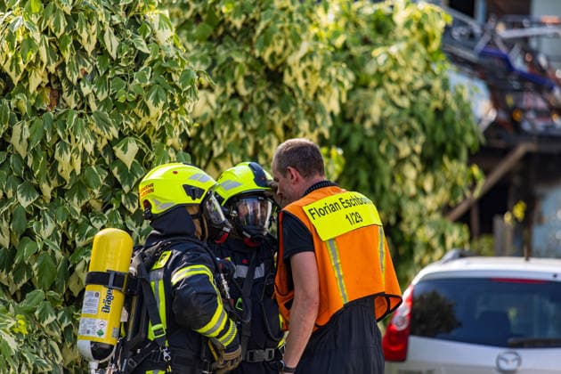 Gebäudebrand mit 100 Einsatzkräften Hund stirbt im Gebäude Polizei ermittelt zur Brandursache Am 30.06.2026 brach um 15:50 Uhr in einem Gebäude in Eschborn-Niederhöchstadt ein Brand aus. Rund 100 Einsatzkräfte waren vor Ort und führten aufwendige Löscharbeiten durch. Zwei zunächst als vermisst gemeldete Personen wurden im Gebäude nicht angetroffen; ein Hund kam in dem Gebäude ums Leben. Der Einsatz dauerte rund zwei Stunden. Die Brandursache ist ungeklärt, die Polizei hat Ermittlungen aufgenommen. Eschborn Niederhöchstadt Hessen Deutschland *** Building Fire Involves 100 Responders; Dog Dies in the Building; Police Investigating Cause of Fire On June 30, 2026, at 3:50 p.m., a fire broke out in a building in Eschborn-Nie