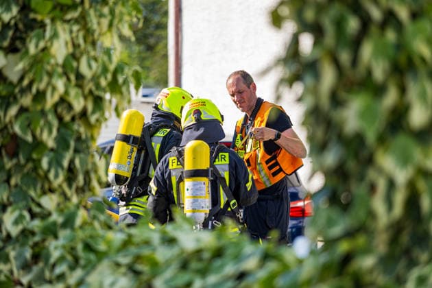 Gebäudebrand mit 100 Einsatzkräften Hund stirbt im Gebäude Polizei ermittelt zur Brandursache Am 30.06.2026 brach um 15:50 Uhr in einem Gebäude in Eschborn-Niederhöchstadt ein Brand aus. Rund 100 Einsatzkräfte waren vor Ort und führten aufwendige Löscharbeiten durch. Zwei zunächst als vermisst gemeldete Personen wurden im Gebäude nicht angetroffen; ein Hund kam in dem Gebäude ums Leben. Der Einsatz dauerte rund zwei Stunden. Die Brandursache ist ungeklärt, die Polizei hat Ermittlungen aufgenommen. Eschborn Niederhöchstadt Hessen Deutschland *** Building Fire Involves 100 Responders; Dog Dies in the Building; Police Investigating Cause of Fire On June 30, 2026, at 3:50 p.m., a fire broke out in a building in Eschborn-Nie