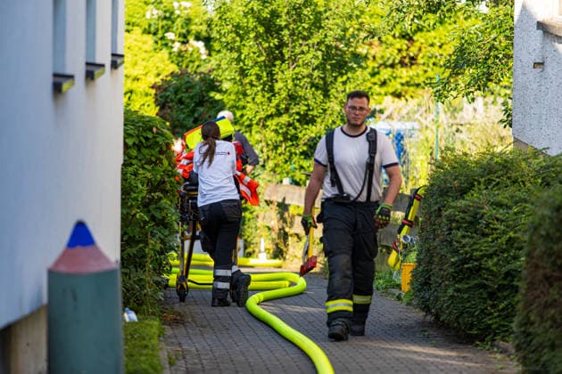 Gebäudebrand mit 100 Einsatzkräften Hund stirbt im Gebäude Polizei ermittelt zur Brandursache Am 30.06.2026 brach um 15:50 Uhr in einem Gebäude in Eschborn-Niederhöchstadt ein Brand aus. Rund 100 Einsatzkräfte waren vor Ort und führten aufwendige Löscharbeiten durch. Zwei zunächst als vermisst gemeldete Personen wurden im Gebäude nicht angetroffen; ein Hund kam in dem Gebäude ums Leben. Der Einsatz dauerte rund zwei Stunden. Die Brandursache ist ungeklärt, die Polizei hat Ermittlungen aufgenommen. Eschborn Niederhöchstadt Hessen Deutschland *** Building Fire Involves 100 Responders; Dog Dies in the Building; Police Investigating Cause of Fire On June 30, 2026, at 3:50 p.m., a fire broke out in a building in Eschborn-Nie