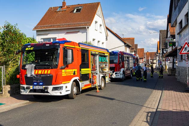 Gebäudebrand mit 100 Einsatzkräften Hund stirbt im Gebäude Polizei ermittelt zur Brandursache Am 30.06.2026 brach um 15:50 Uhr in einem Gebäude in Eschborn-Niederhöchstadt ein Brand aus. Rund 100 Einsatzkräfte waren vor Ort und führten aufwendige Löscharbeiten durch. Zwei zunächst als vermisst gemeldete Personen wurden im Gebäude nicht angetroffen; ein Hund kam in dem Gebäude ums Leben. Der Einsatz dauerte rund zwei Stunden. Die Brandursache ist ungeklärt, die Polizei hat Ermittlungen aufgenommen. Eschborn Niederhöchstadt Hessen Deutschland *** Building Fire Involves 100 Responders; Dog Dies in the Building; Police Investigating Cause of Fire On June 30, 2026, at 3:50 p.m., a fire broke out in a building in Eschborn-Nie
