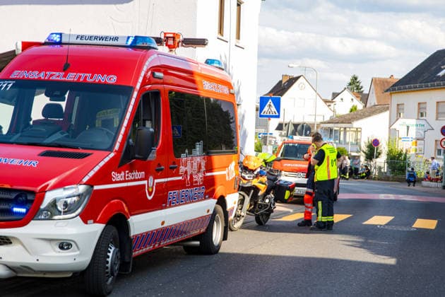 Gebäudebrand mit 100 Einsatzkräften Hund stirbt im Gebäude Polizei ermittelt zur Brandursache Am 30.06.2026 brach um 15:50 Uhr in einem Gebäude in Eschborn-Niederhöchstadt ein Brand aus. Rund 100 Einsatzkräfte waren vor Ort und führten aufwendige Löscharbeiten durch. Zwei zunächst als vermisst gemeldete Personen wurden im Gebäude nicht angetroffen; ein Hund kam in dem Gebäude ums Leben. Der Einsatz dauerte rund zwei Stunden. Die Brandursache ist ungeklärt, die Polizei hat Ermittlungen aufgenommen. Eschborn Niederhöchstadt Hessen Deutschland *** Building Fire Involves 100 Responders; Dog Dies in the Building; Police Investigating Cause of Fire On June 30, 2026, at 3:50 p.m., a fire broke out in a building in Eschborn-Nie