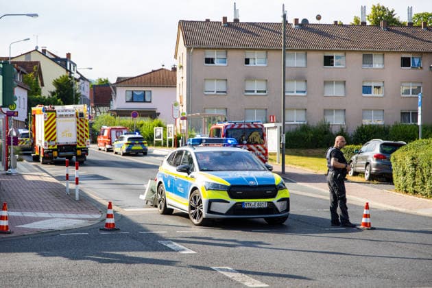 Gebäudebrand mit 100 Einsatzkräften Hund stirbt im Gebäude Polizei ermittelt zur Brandursache Am 30.06.2026 brach um 15:50 Uhr in einem Gebäude in Eschborn-Niederhöchstadt ein Brand aus. Rund 100 Einsatzkräfte waren vor Ort und führten aufwendige Löscharbeiten durch. Zwei zunächst als vermisst gemeldete Personen wurden im Gebäude nicht angetroffen; ein Hund kam in dem Gebäude ums Leben. Der Einsatz dauerte rund zwei Stunden. Die Brandursache ist ungeklärt, die Polizei hat Ermittlungen aufgenommen. Eschborn Niederhöchstadt Hessen Deutschland *** Building Fire Involves 100 Responders; Dog Dies in the Building; Police Investigating Cause of Fire On June 30, 2026, at 3:50 p.m., a fire broke out in a building in Eschborn-Nie