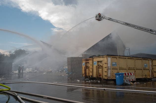 Bad Saulgau 88348 Bad Saulgau, Mackstraße - Brand bei ALBA Entsorgungsbetrieb, Feuerwehr mit Großaufgebot vor Ort 88348 Bad Saulgau, Mackstraße - Brand bei ALBA Entsorgungsbetrieb, Feuerwehr mit Großaufgebot vor Ort *** Bad Saulgau 88348 Bad Saulgau, Mackstraße Fire at ALBA waste management facility; large number of firefighters on the scene 88348 Bad Saulgau, Mackstraße Fire at ALBA waste management facility; large number of firefighters on the scene Copyright: xEibner-Pressefotox EP_EER