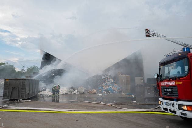 Bad Saulgau 88348 Bad Saulgau, Mackstraße - Brand bei ALBA Entsorgungsbetrieb, Feuerwehr mit Großaufgebot vor Ort 88348 Bad Saulgau, Mackstraße - Brand bei ALBA Entsorgungsbetrieb, Feuerwehr mit Großaufgebot vor Ort *** Bad Saulgau 88348 Bad Saulgau, Mackstraße Fire at ALBA waste management facility; large number of firefighters on the scene 88348 Bad Saulgau, Mackstraße Fire at ALBA waste management facility; large number of firefighters on the scene Copyright: xEibner-Pressefotox EP_EER