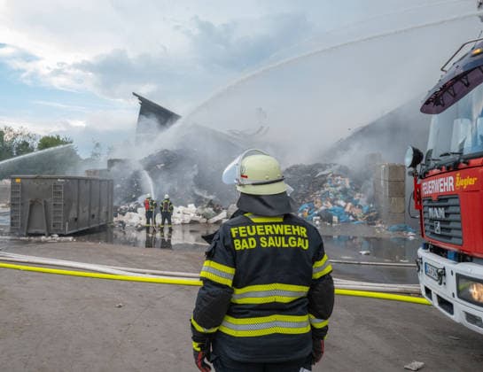 Bad Saulgau 88348 Bad Saulgau, Mackstraße - Brand bei ALBA Entsorgungsbetrieb, Feuerwehr mit Großaufgebot vor Ort 88348 Bad Saulgau, Mackstraße - Brand bei ALBA Entsorgungsbetrieb, Feuerwehr mit Großaufgebot vor Ort *** Bad Saulgau 88348 Bad Saulgau, Mackstraße Fire at ALBA waste management facility; large number of firefighters on the scene 88348 Bad Saulgau, Mackstraße Fire at ALBA waste management facility; large number of firefighters on the scene Copyright: xEibner-Pressefotox EP_EER