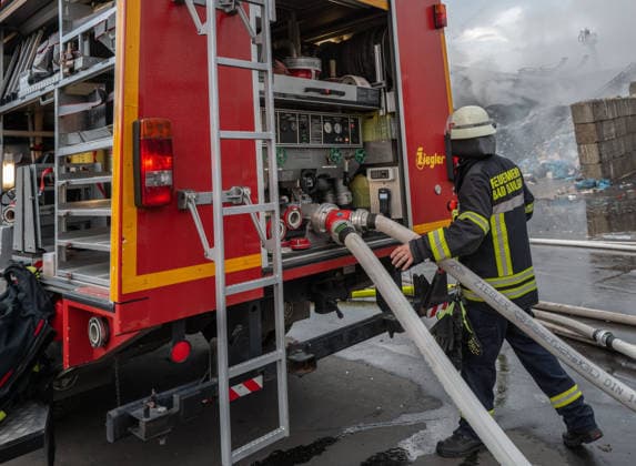 Bad Saulgau 88348 Bad Saulgau, Mackstraße - Brand bei ALBA Entsorgungsbetrieb, Feuerwehr mit Großaufgebot vor Ort 88348 Bad Saulgau, Mackstraße - Brand bei ALBA Entsorgungsbetrieb, Feuerwehr mit Großaufgebot vor Ort *** Bad Saulgau 88348 Bad Saulgau, Mackstraße Fire at ALBA waste management facility; large number of firefighters on the scene 88348 Bad Saulgau, Mackstraße Fire at ALBA waste management facility; large number of firefighters on the scene Copyright: xEibner-Pressefotox EP_EER