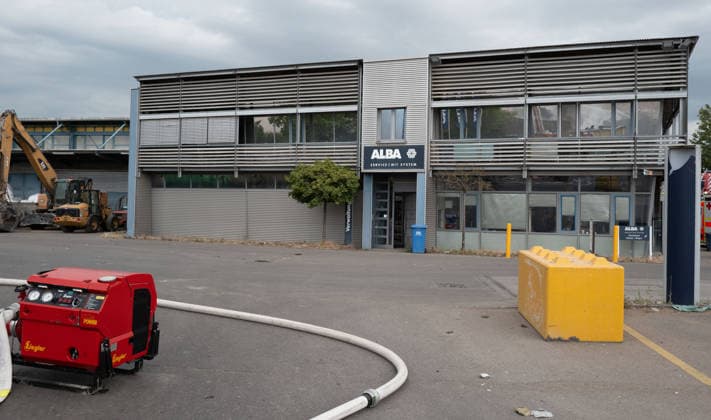 Bad Saulgau 88348 Bad Saulgau, Mackstraße - Brand bei ALBA Entsorgungsbetrieb, Feuerwehr mit Großaufgebot vor Ort 88348 Bad Saulgau, Mackstraße - Brand bei ALBA Entsorgungsbetrieb, Feuerwehr mit Großaufgebot vor Ort *** Bad Saulgau 88348 Bad Saulgau, Mackstraße Fire at ALBA waste management facility; large number of firefighters on the scene 88348 Bad Saulgau, Mackstraße Fire at ALBA waste management facility; large number of firefighters on the scene Copyright: xEibner-Pressefotox EP_EER