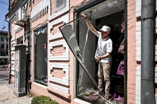 Russian attack historical centre of Zaporizhzhia with drone A man removes a window frame at the Leshchynskyi House, built in 1901, damaged by a Russian drone strike, Zaporizhzhia, Ukraine, June 30, 2026. On Tuesday, June 30, a Russian drone struck Zaporizhzhia, hitting the historic part of the city and damaging cultural heritage sites of local importance. The blast wave damaged cars, the Leshchynskyi House, the Zaporizhzhia Choral Synagogue (Leshchynskyi Synagogue), and the Pashutin family house., Credit:Dmytro Smolienko Ukrinform Avalon Ukraine, Zaporizhzhia  Copyright: xDmytroxSmolienkox xUkrinformx xAvalonx 1113588268