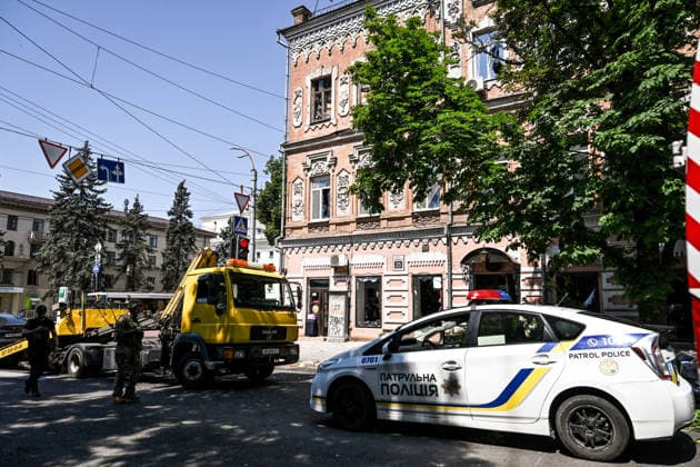 Russian attack historical centre of Zaporizhzhia with drone A tow truck and a patrol police car are parked outside the Leshchynskyi House, damaged by a Russian drone strike, Zaporizhzhia, Ukraine, June 30, 2026. On Tuesday, June 30, a Russian drone struck Zaporizhzhia, hitting the historic part of the city and damaging cultural heritage sites of local importance. The blast wave damaged cars, the Leshchynskyi House, the Zaporizhzhia Choral Synagogue (Leshchynskyi Synagogue), and the Pashutin family house., Credit:Dmytro Smolienko Ukrinform Avalon Ukraine, Zaporizhzhia  Copyright: xDmytroxSmolienkox xUkrinformx xAvalonx 1113588275