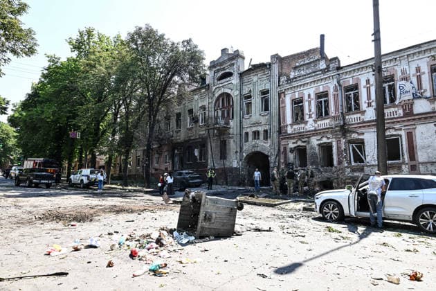 Russian attack historical centre of Zaporizhzhia with drone A garbage container lies in the street outside old buildings damaged by a Russian drone strike, Zaporizhzhia, Ukraine, June 30, 2026. On Tuesday, June 30, a Russian drone struck Zaporizhzhia, hitting the historic part of the city and damaging cultural heritage sites of local importance. The blast wave damaged cars, the Leshchynskyi House, the Zaporizhzhia Choral Synagogue (Leshchynskyi Synagogue), and the Pashutin family house., Credit:Dmytro Smolienko Ukrinform Avalon Ukraine, Zaporizhzhia  Copyright: xDmytroxSmolienkox xUkrinformx xAvalonx 1113588347