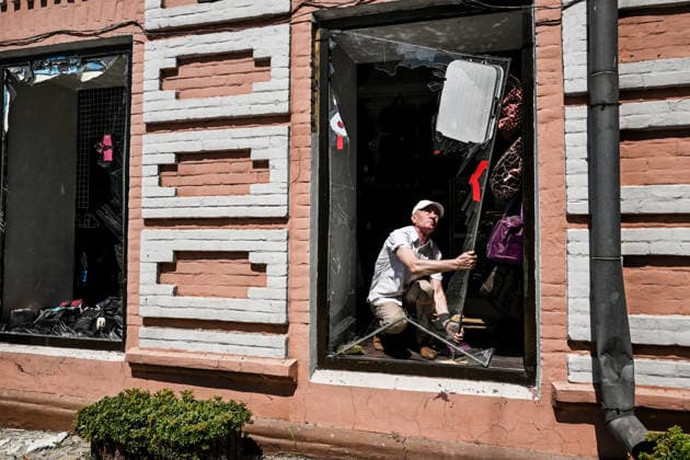 Russian attack historical centre of Zaporizhzhia with drone A man removes a window frame at the Leshchynskyi House, built in 1901, damaged by a Russian drone strike, Zaporizhzhia, Ukraine, June 30, 2026. On Tuesday, June 30, a Russian drone struck Zaporizhzhia, hitting the historic part of the city and damaging cultural heritage sites of local importance. The blast wave damaged cars, the Leshchynskyi House, the Zaporizhzhia Choral Synagogue (Leshchynskyi Synagogue), and the Pashutin family house., Credit:Dmytro Smolienko Ukrinform Avalon Ukraine, Zaporizhzhia  Copyright: xDmytroxSmolienkox xUkrinformx xAvalonx 1113588463