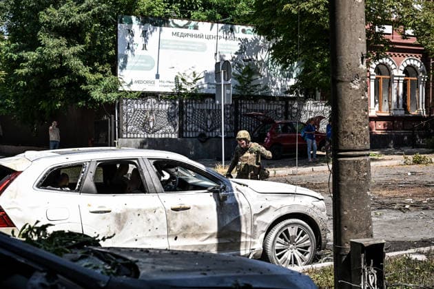 Russian attack historical centre of Zaporizhzhia with drone An EOD expert examines a car damaged by a Russian drone strike, Zaporizhzhia, Ukraine, June 30, 2026. On Tuesday, June 30, a Russian drone struck Zaporizhzhia, hitting the historic part of the city and damaging cultural heritage sites of local importance. The blast wave damaged cars, the Leshchynskyi House, the Zaporizhzhia Choral Synagogue (Leshchynskyi Synagogue), and the Pashutin family house., Credit:Dmytro Smolienko Ukrinform Avalon Ukraine, Zaporizhzhia  Copyright: xDmytroxSmolienkox xUkrinformx xAvalonx 1113588474