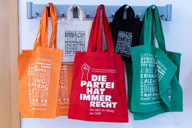 Werbematerial für die Ausstellung Die Partei hat immer Recht bei der Bundesstiftung zur Aufarbeitung der SED-Diktatur in Berlin am 23. Juni 2026. Wenn Widerspruch nötig wird: Kirche, Protest und Verantwortung von der DDR bis heute - Veranstaltung Bundesstiftung zur Aufarbeitung der SED-Diktatur