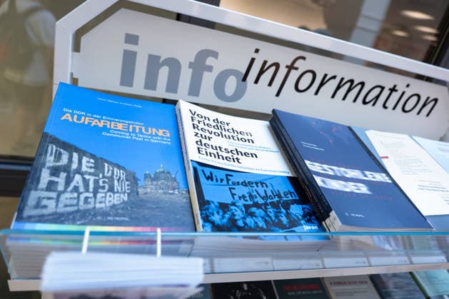 Bücher bei der Bundesstiftung zur Aufarbeitung der SED-Diktatur in Berlin am 23. Juni 2026. Wenn Widerspruch nötig wird: Kirche, Protest und Verantwortung von der DDR bis heute - Veranstaltung Bundesstiftung zur Aufarbeitung der SED-Diktatur