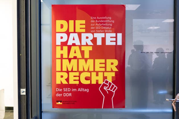 Werbematerial für die Ausstellung Die Partei hat immer Recht bei der Bundesstiftung zur Aufarbeitung der SED-Diktatur in Berlin am 23. Juni 2026. Wenn Widerspruch nötig wird: Kirche, Protest und Verantwortung von der DDR bis heute - Veranstaltung Bundesstiftung zur Aufarbeitung der SED-Diktatur