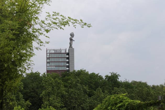30.06.2026 Gelsenkirchen, Ruhrgebiet, NRW In Gelsenkirchen wird die Fläche des Nordsternparks zu einem der Zukunftsgärten der Internationalen Gartenausstellung 2027 entwickelt. Die Skulptur des Herkules von Marcus Lüpertz steht seit 2010 als Landmarke auf dem Zechenturm, dem jetztigen Hauptsitz der Wohnungsgesellschaft Vivawest. *** June 30, 2026 Gelsenkirchen, Ruhr region, North Rhine-Westphalia In Gelsenkirchen, the Nordsternpark area is being developed into one of the Gardens of the Future for the 2027 International Garden Exhibition. The sculpture of Hercules by Marcus Lüpertz has stood as a landmark on the Zechenturm since 2010, which is now the headquarters of the housing company Vivawest