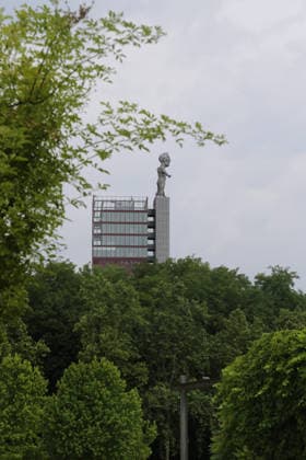 30.06.2026 Gelsenkirchen, Ruhrgebiet, NRW In Gelsenkirchen wird die Fläche des Nordsternparks zu einem der Zukunftsgärten der Internationalen Gartenausstellung 2027 entwickelt. Die Skulptur des Herkules von Marcus Lüpertz steht seit 2010 als Landmarke auf dem Zechenturm, dem jetztigen Hauptsitz der Wohnungsgesellschaft Vivawest. *** June 30, 2026 Gelsenkirchen, Ruhr region, North Rhine-Westphalia In Gelsenkirchen, the Nordsternpark area is being developed into one of the Gardens of the Future for the 2027 International Garden Exhibition. The sculpture of Hercules by Marcus Lüpertz has stood as a landmark on the Zechenturm since 2010, which is now the headquarters of the housing company Vivawest