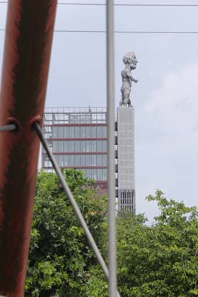 30.06.2026 Gelsenkirchen, Ruhrgebiet, NRW In Gelsenkirchen wird die Fläche des Nordsternparks zu einem der Zukunftsgärten der Internationalen Gartenausstellung 2027 entwickelt. Die Skulptur des Herkules von Marcus Lüpertz steht seit 2010 als Landmarke auf dem Zechenturm, dem jetztigen Hauptsitz der Wohnungsgesellschaft Vivawest. *** June 30, 2026 Gelsenkirchen, Ruhr region, North Rhine-Westphalia In Gelsenkirchen, the Nordsternpark area is being developed into one of the Gardens of the Future for the 2027 International Garden Exhibition. The sculpture of Hercules by Marcus Lüpertz has stood as a landmark on the Zechenturm since 2010, which is now the headquarters of the housing company Vivawest