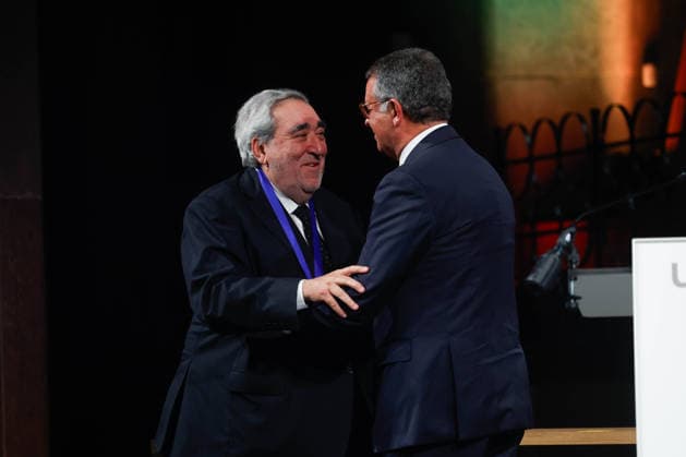 Presentation of the UIA Gold Medal to Architect Soto de Moura in Barcelona Portuguese architect Soto de Moura and Portuguese President António José Seguro, after the former received the UIA Gold Medal at the Basilica of the Sagrada Família, on June 30, 2026, in Barcelona, Catalonia, Spain. Souto de Moura has been awarded the 2026 UIA Gold Medal, the highest honor awarded by the International Union of Architects for a lifetime of professional achievement. This triennial award, established in 1984, recognizes figures who have made exceptional contributions to the development of architecture. JUNE 30, 2026 Kike Rincó Barcelona, Catalonia, Spain  Copyright: xKikexRinconx 7634423