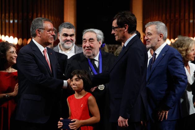 Presentation of the UIA Gold Medal to Architect Soto de Moura in Barcelona The President of Portugal, António José Seguro i, and the President of the Generalitat, Salvador Illa, shake hands after presenting the UIA Gold Medal to Portuguese architect Soto de Moura, at the Basilica of the Sagrada Família on June 30, 2026, in Barcelona, Catalonia, Spain. Souto de Moura has been awarded the 2026 UIA Gold Medal, the highest honor awarded by the International Union of Architects for a lifetime of professional achievement. This triennial award, established in 1984, recognizes figures who have made exceptional contributions to the development of architecture. JUNE 30, 2026 Kike Rincó Barcelona, Catalonia Barcelona, Catalonia, Spain  Copyright: xKikexRinconx 7634428