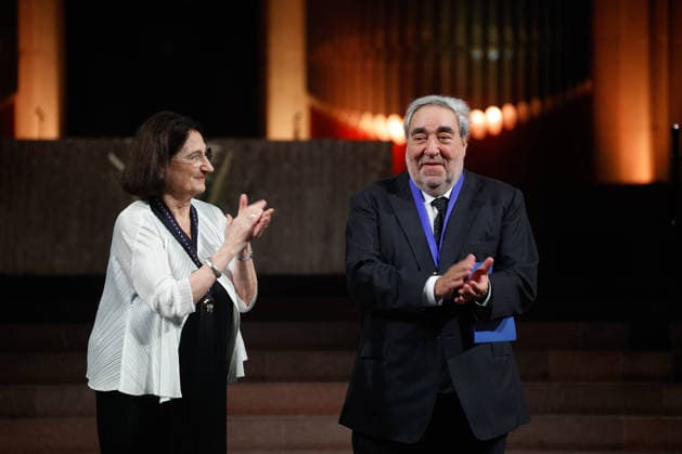 Presentation of the UIA Gold Medal to Architect Soto de Moura in Barcelona Portuguese architect Soto de Moura and UIA President Regina Gonthier, after the presentation of the UIA Gold Medal to Soto de Moura at the Basilica of the Sagrada Família on June 30, 2026, in Barcelona, Catalonia, Spain. Soto de Moura has been awarded the 2026 UIA Gold Medal, the highest honor awarded by the International Union of Architects for a lifetime of professional achievement. This triennial award, established in 1984, recognizes figures who have made exceptional contributions to the development of architecture. JUNE 30, 2026 Kike Rincó Barcelona, Catalonia, Spain  Copyright: xKikexRinconx 7634436