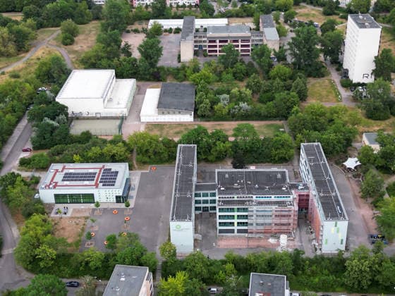 30.06.2026 Halle Saale Ansicht Stadtansicht Luftbild Luftaufnahme Sachsen Anhalt kommunale Ganztagsschule Marguerite Friedlaender Gesamtschule Halle Südstadt Plattenbauviertel ï¿½ *** June 30, 2026 Halle, Saale Cityscape Aerial view Saxony-Anhalt Municipal all-day school Marguerite Friedlaender Comprehensive School Halle Südstadt Prefab housing district ï¿½