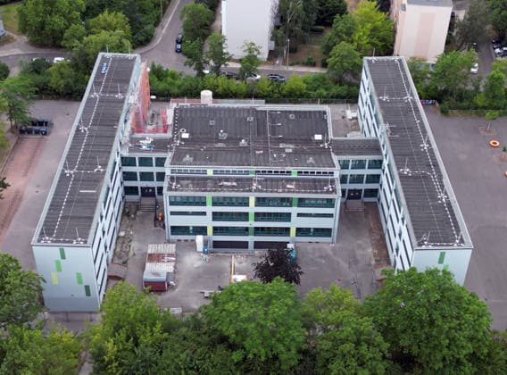 30.06.2026 Halle Saale Ansicht Stadtansicht Luftbild Luftaufnahme Sachsen Anhalt kommunale Ganztagsschule Marguerite Friedlaender Gesamtschule Halle Südstadt Plattenbauviertel ï¿½ *** June 30, 2026 Halle, Saale Cityscape Aerial view Saxony-Anhalt Municipal all-day school Marguerite Friedlaender Comprehensive School Halle Südstadt Prefab housing district ï¿½
