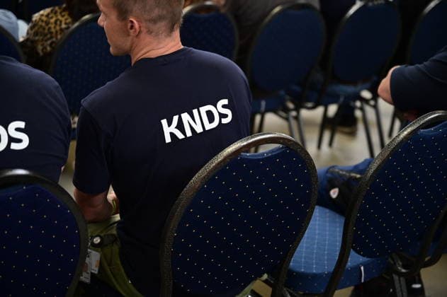 KNDS Werk Görlitz. KNDS Logos auf Arbeitsbekleidung der Beschäftigten. Im Rahmen des Besuchs des Ministerpräsidenten wird ein Überblick über die Transformation des Standorts gegeben. Görlitz, 30.06.2026 *** KNDS Görlitz Plant: KNDS Logos on Employees’ Work Clothing. As part of the Minister President’s visit, an overview of the site’s transformation will be provided. Görlitz, June 30, 2026 Copyright: xMatthiasxWehnertx